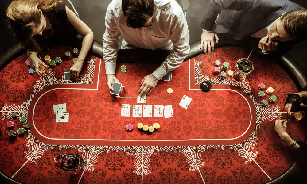 Hình ảnh người chơi trên bàn Poker